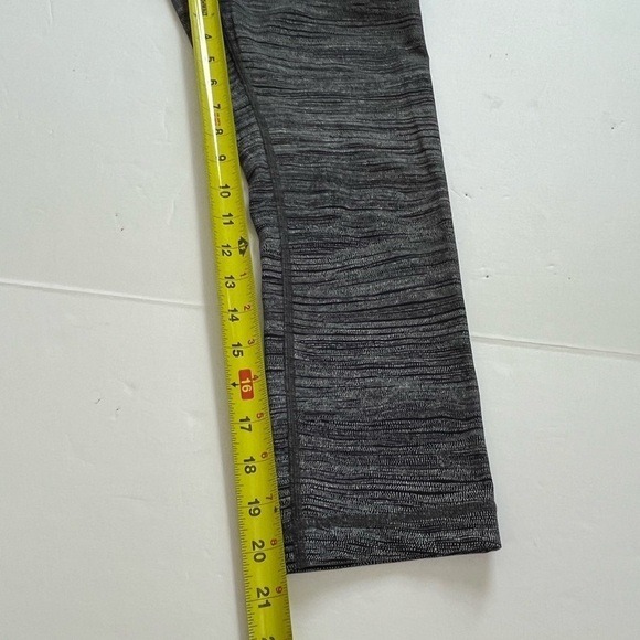 Lululemon Wunder Under Cropped Leggings Size 6 Black With White Dots - Picture 6 of 8